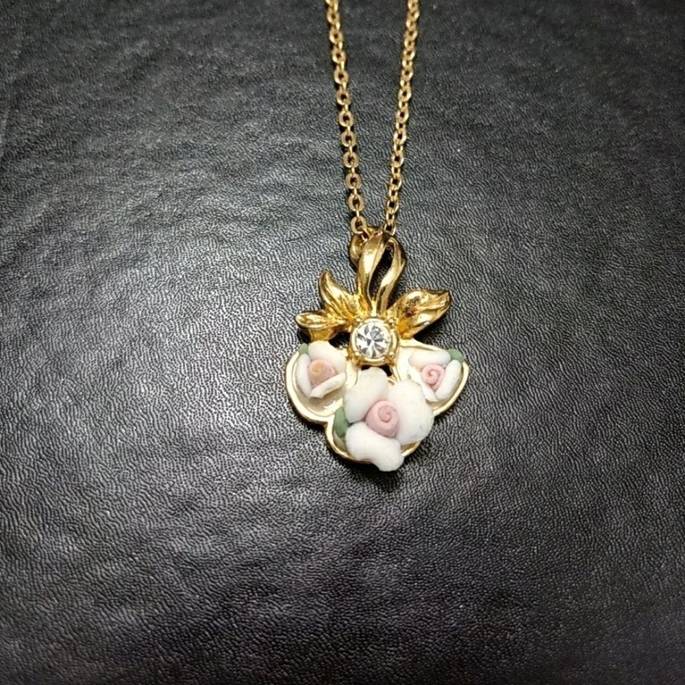 Avon gold tone ceramic flower necklace 25"